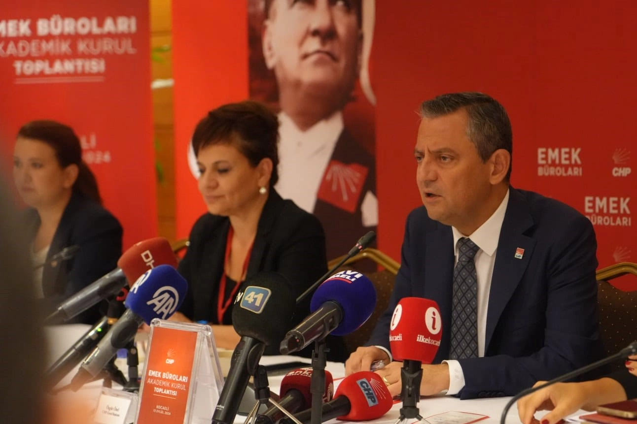 Özgür Özel'den 2025'te erken seçim çağrısı haberinin görseli