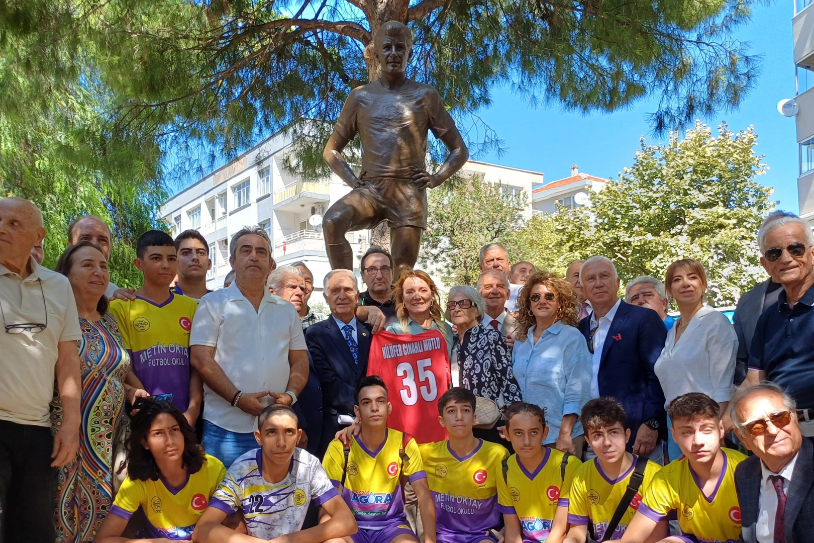 ‘Taçsız Kral’ Metin Oktay, İzmir’de anıldı