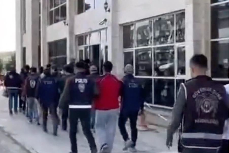 17 ilde Kıskaç-27 operasyonu: 39 FETÖ şüphelisi yakalandı haberinin görseli
