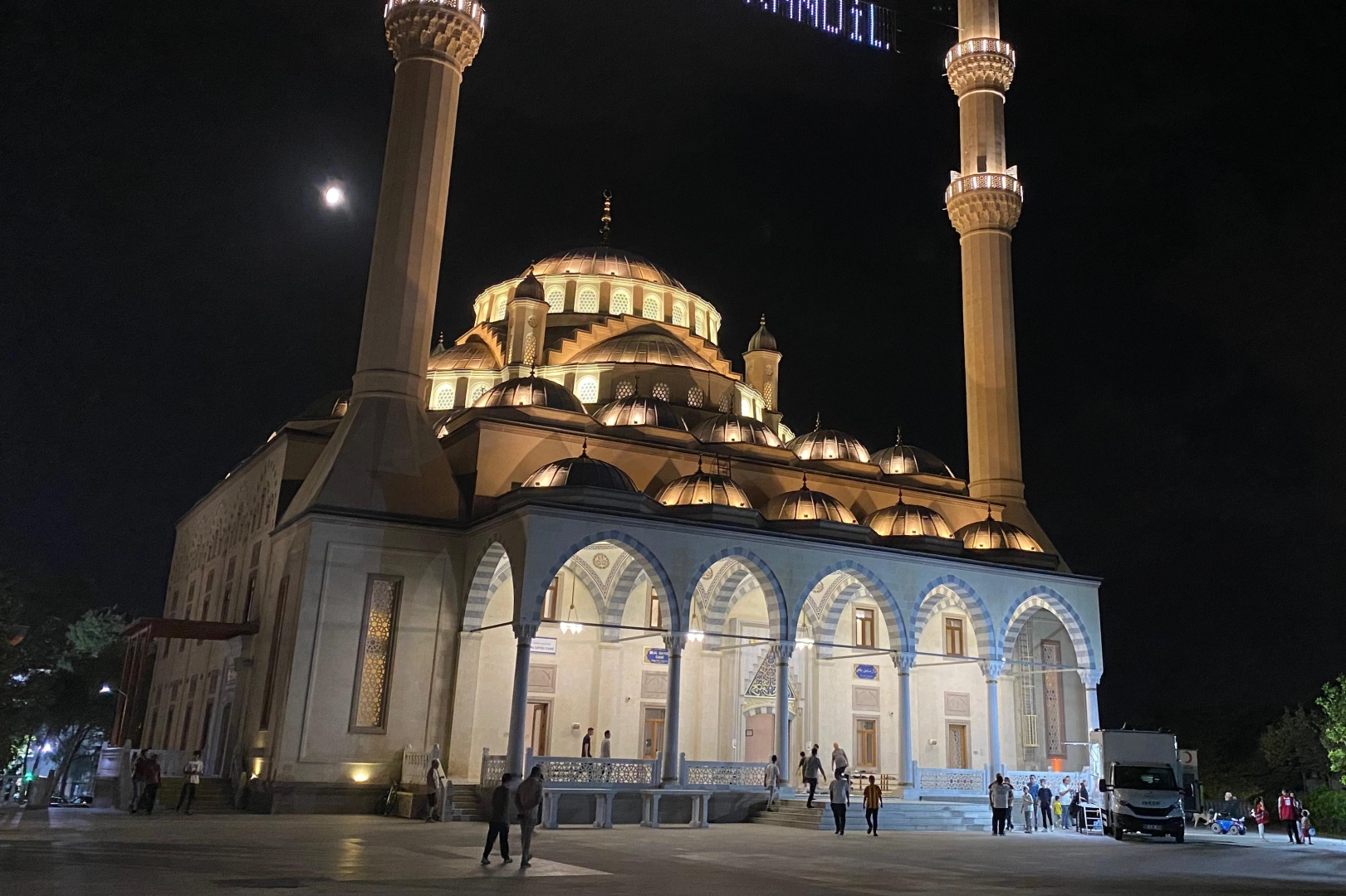 İzmir'de vatandaşlar, Mevlit Kandili dolayısıyla camilere akın etti