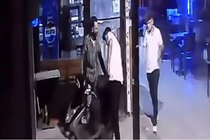 2 iş yerini kurşunladı, güvenlik kameralarına yakalandı haberinin görseli