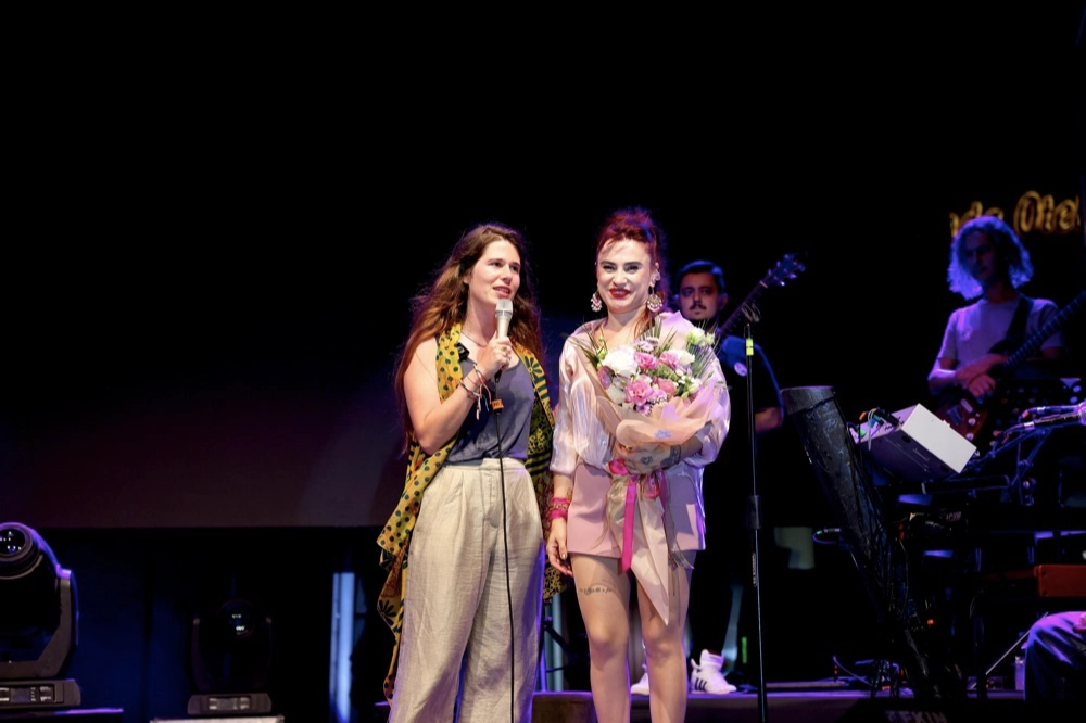 Çeşme festivalin ikinci gününde Ceylan Ertem'le coştu haberinin görseli