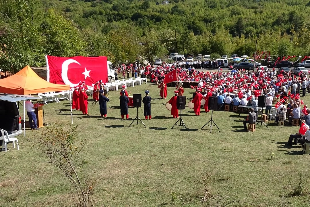 Karabük'te asfalt çalışmalarına mehterli kutlama