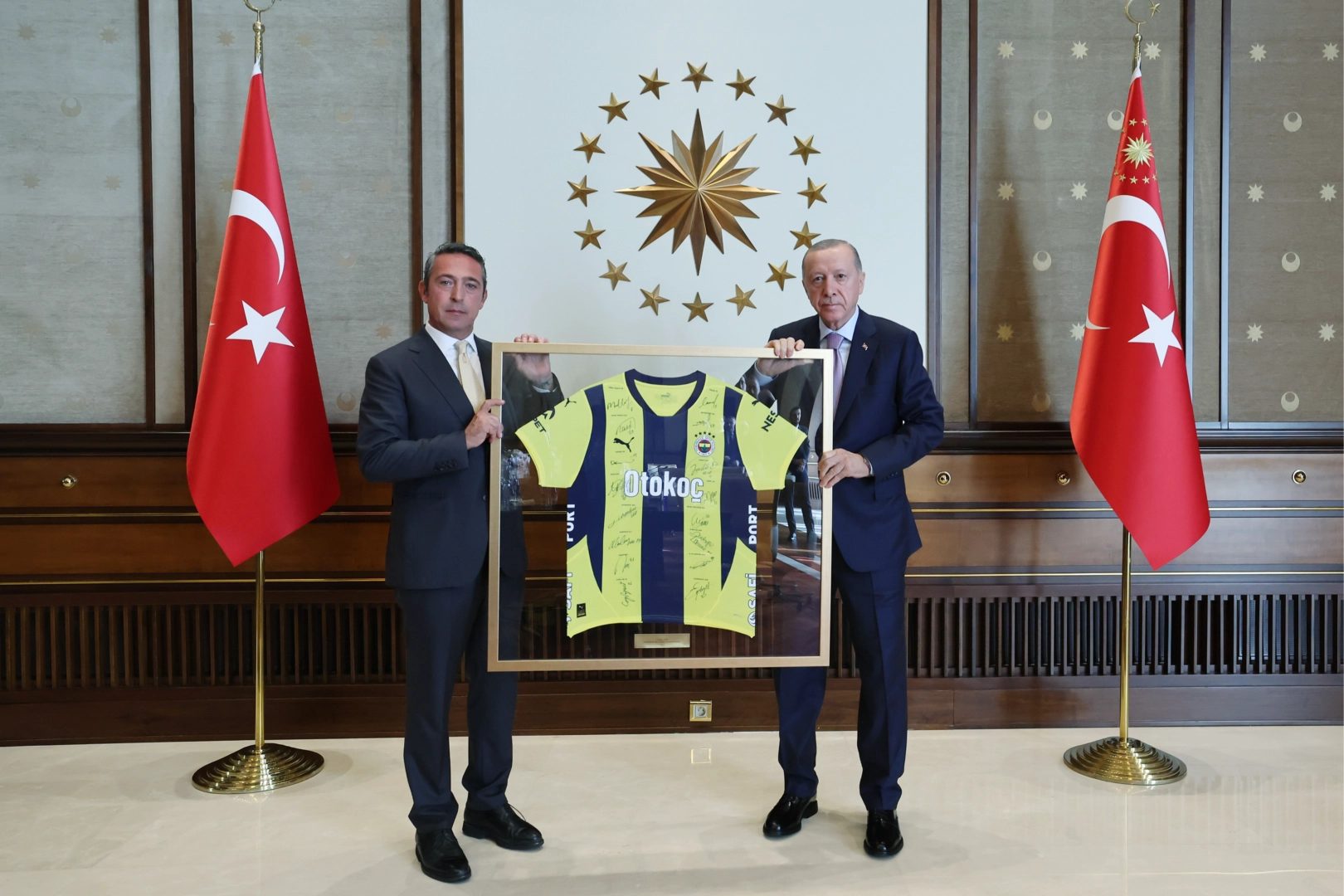 Cumhurbaşkanı Erdoğan Fenerbahçe Başkanı Ali Koç'u ağırladı haberinin görseli
