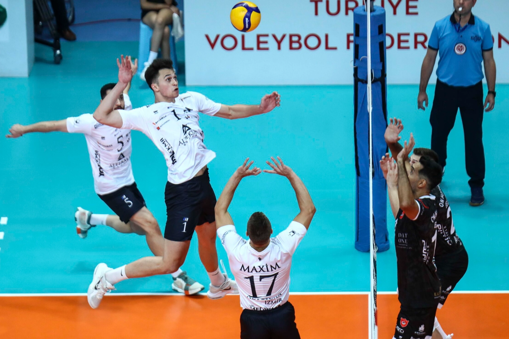 İzmir takımları Kupa Voley'de çeyrek finale kaldı