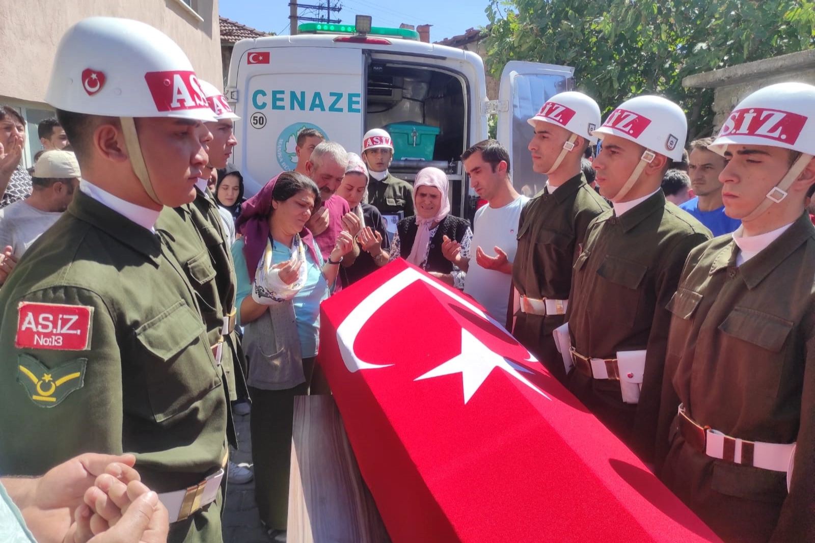 Kıbrıs’ta hayatını kaybeden Uzman Çavuş Manisa’da toprağa verildi haberinin görseli