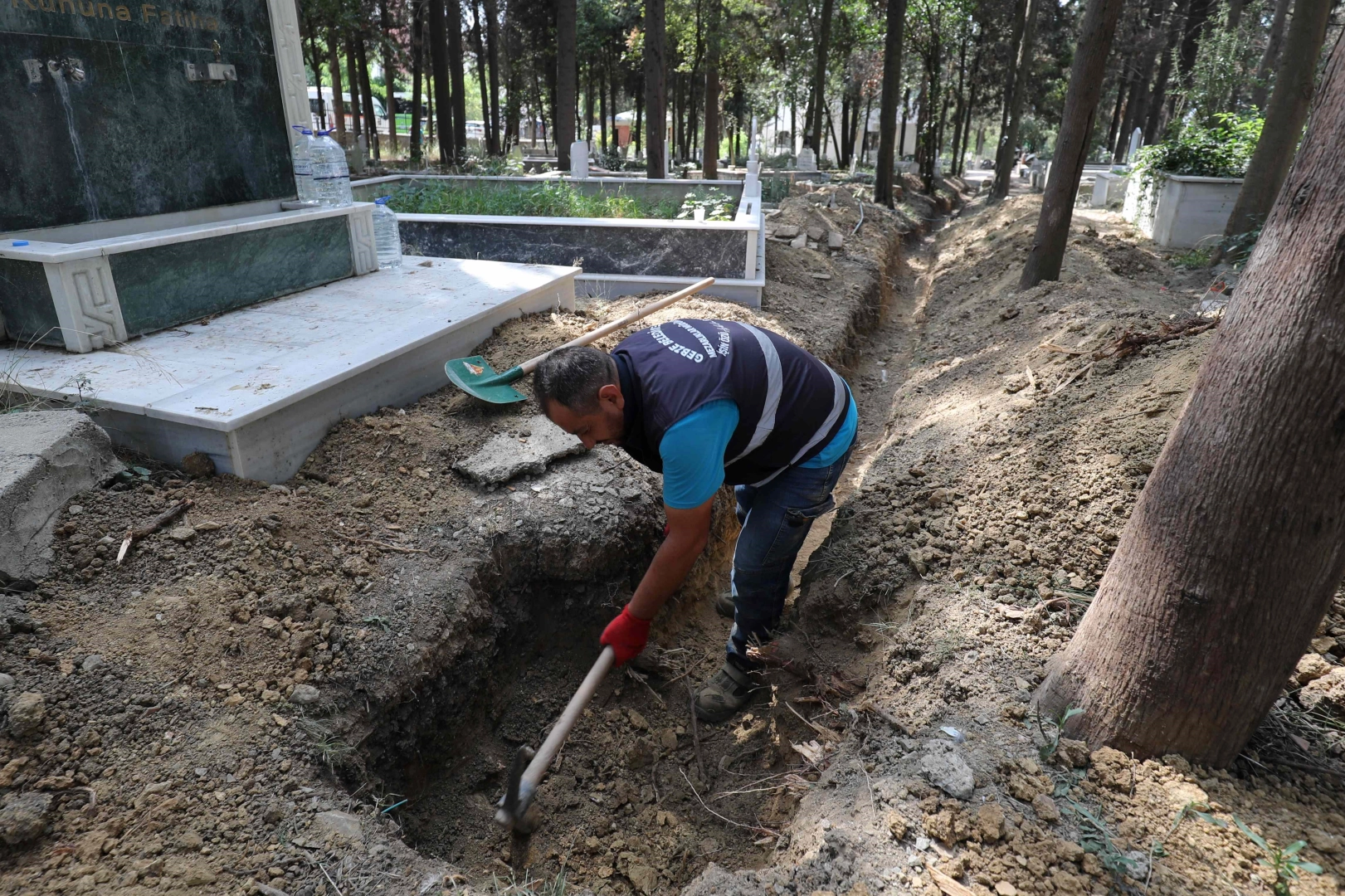 Kocaeli’de mezarlıklara bakım yapılıyor