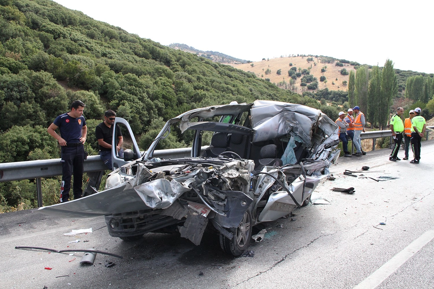 Manisa’da ölümlü kaza: Otomobil tıra arkadan çarptı