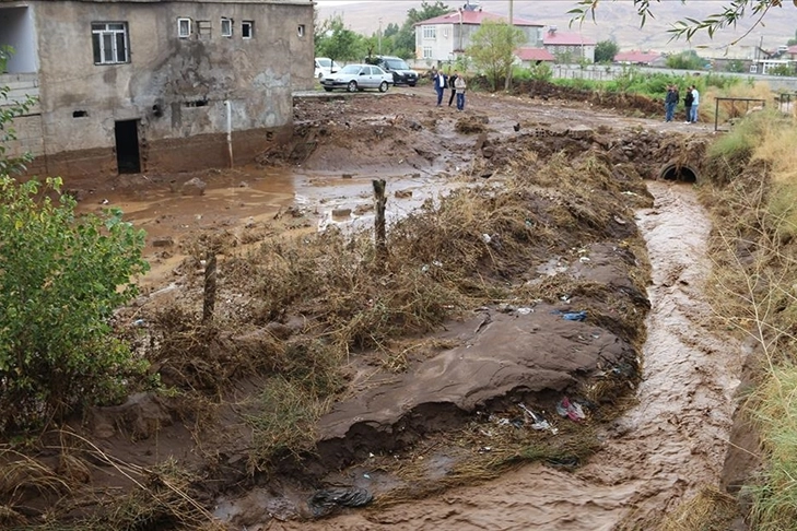 Bitlis'te sağanak yağış heyelana sebep oldu