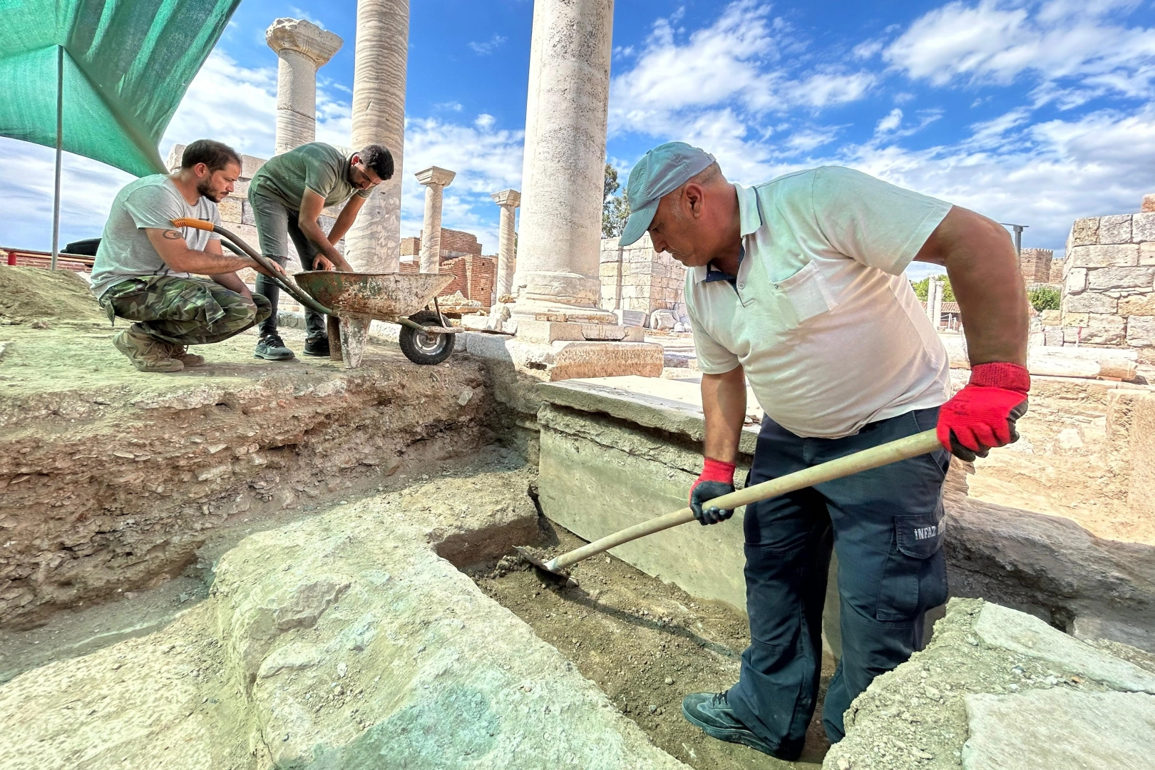 İzmir'de bin 800 yıllık Romalı gladyatörün lahiti bulundu