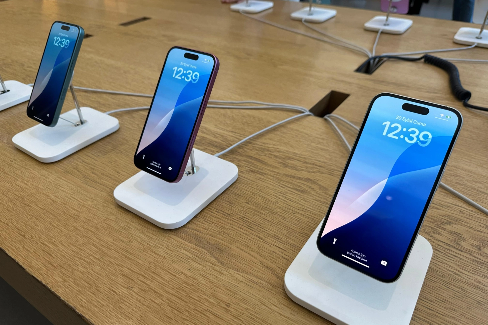 120 bin liralık telefon alabilmek için 17 saat sıra beklediler!