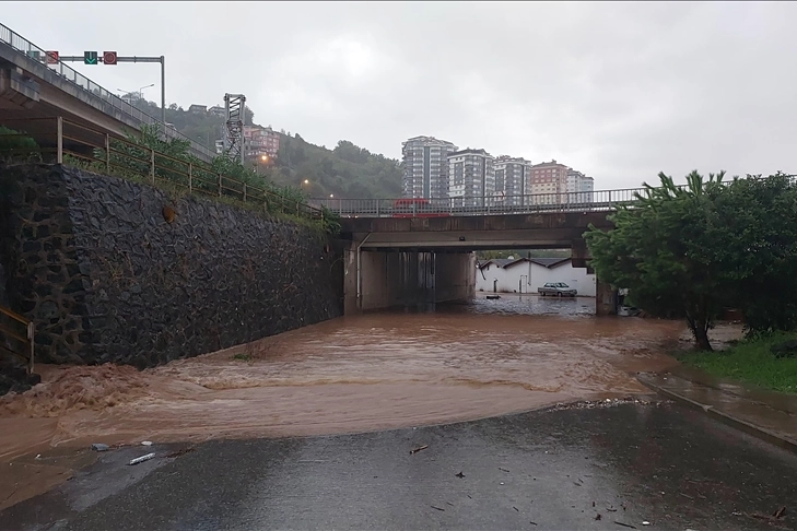 Trabzon'da sağanak yağış hayatı felç etti haberinin görseli