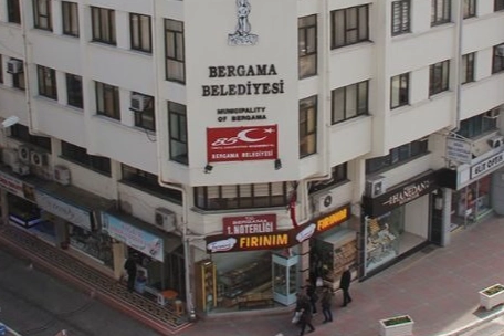 Bergama Belediyesi’nden öğrenim yardımı haberinin görseli