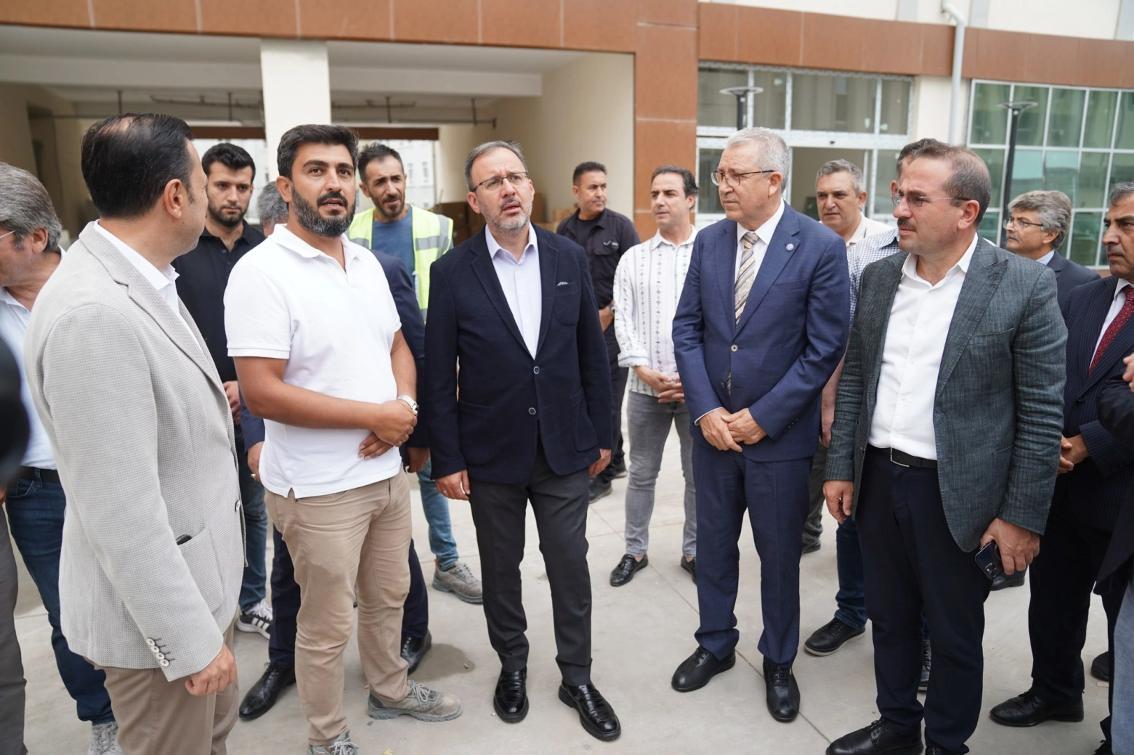 Rektör Prof. Dr. Budak ve  Dr. Kasapoğlun'da, EÜ kampüsündeki yurtlara inceleme