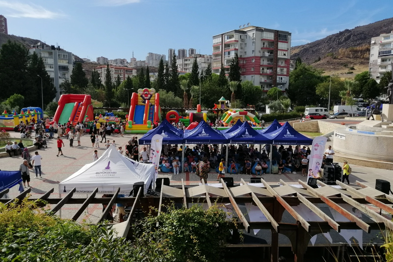 Yangından etkilenen çocuklar doyasıya eğlendi