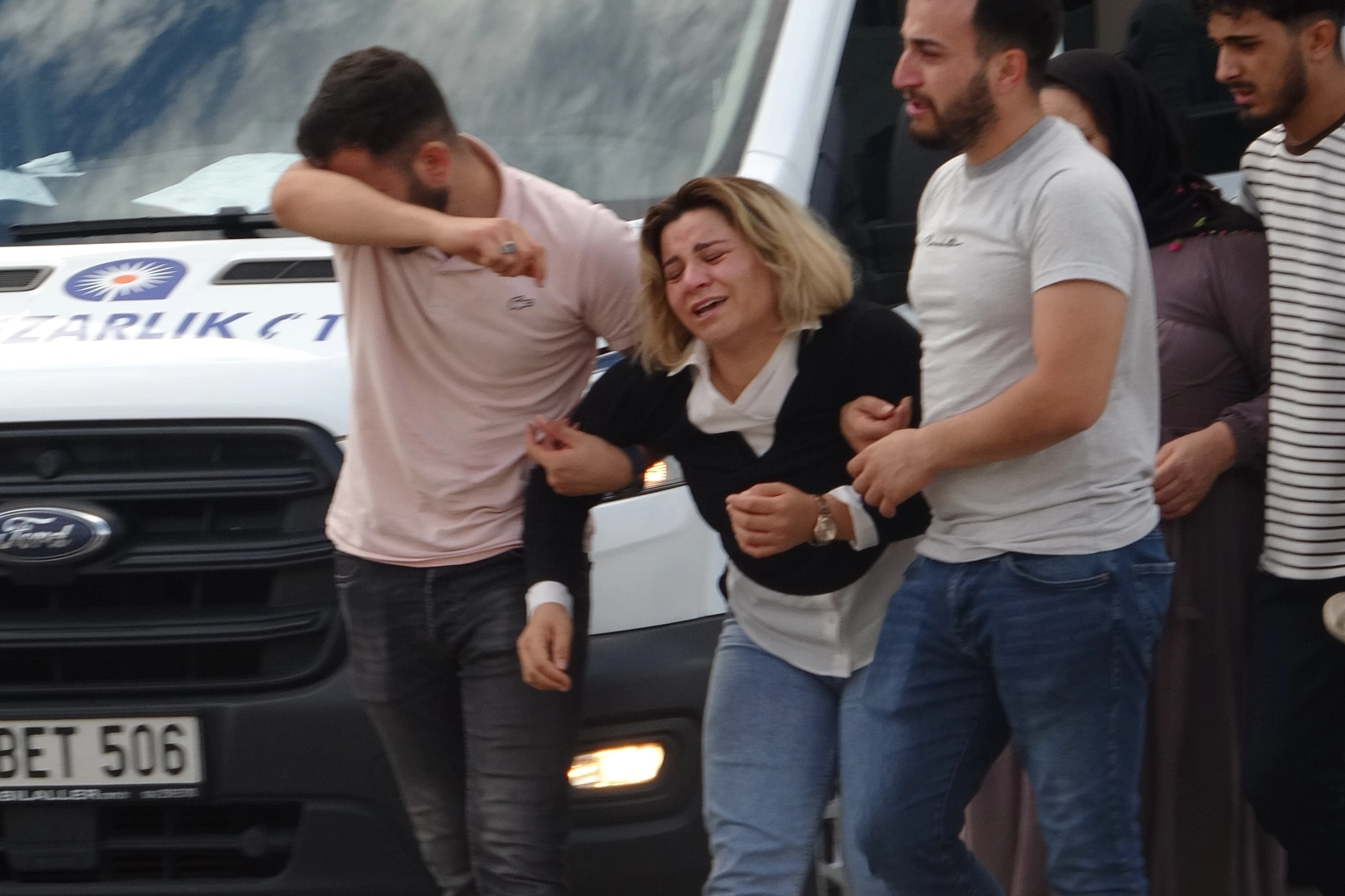 Motosiklet kazasında hayatını kaybeden gencin ailesi sinir krizi geçirdi haberinin görseli