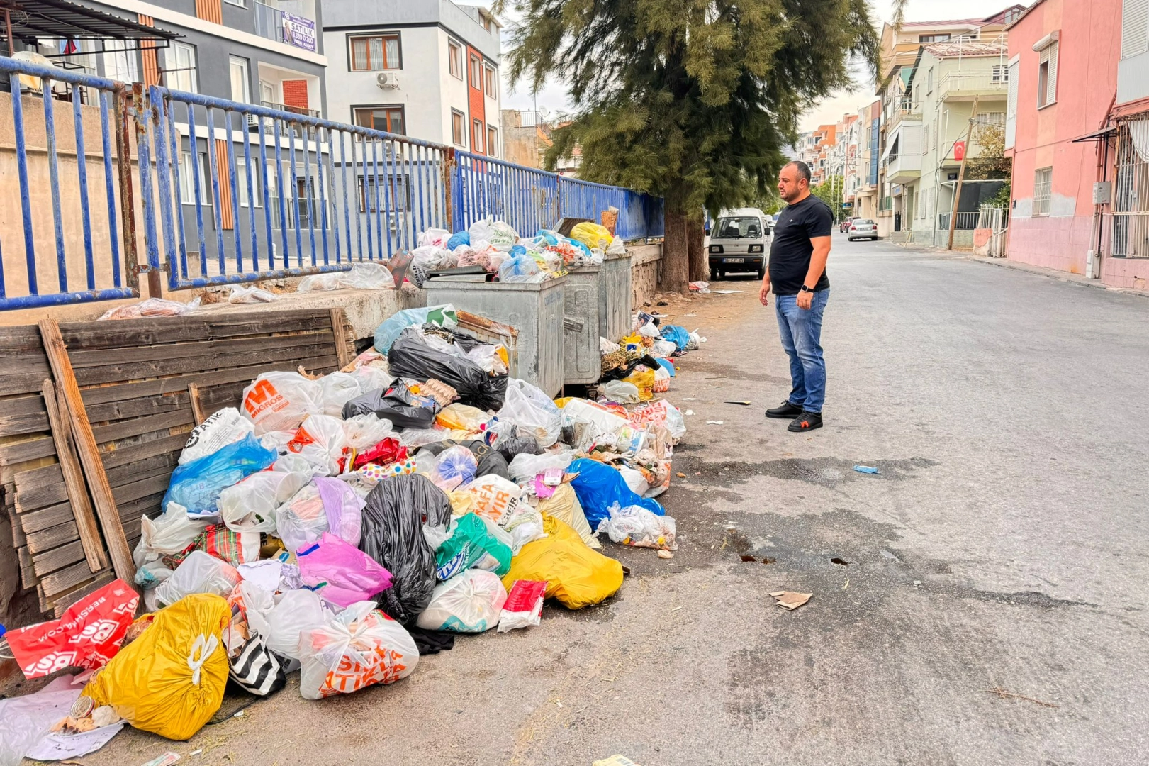 Çiğli'de çöp yığınları oluştu haberinin görseli