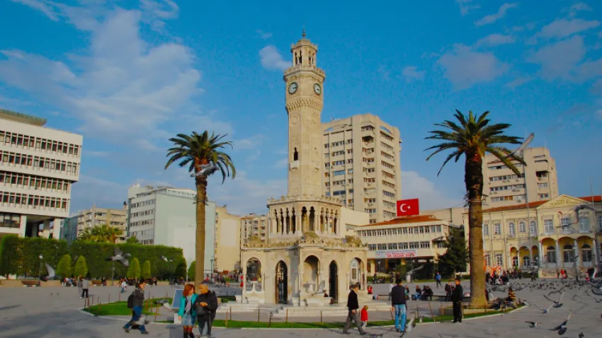 Konak Meydanı ve Saat Kulesi