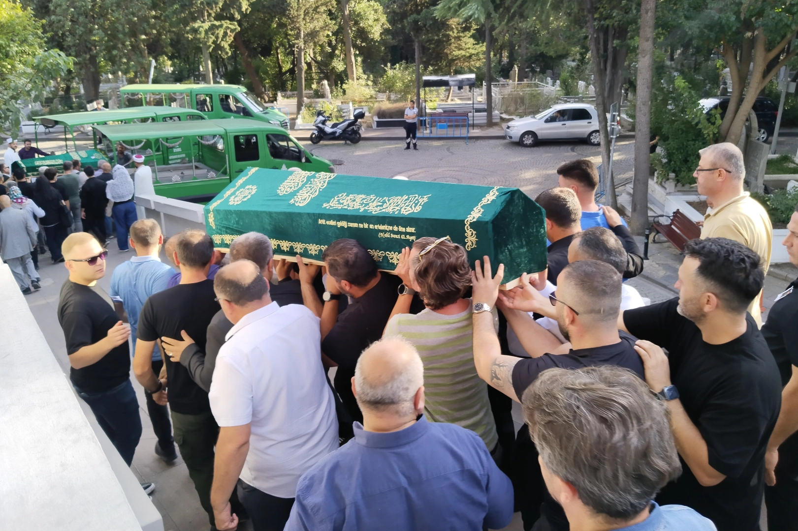 Makyaj sanatçı Alp Kavasoğlu toprağa verildi haberinin görseli