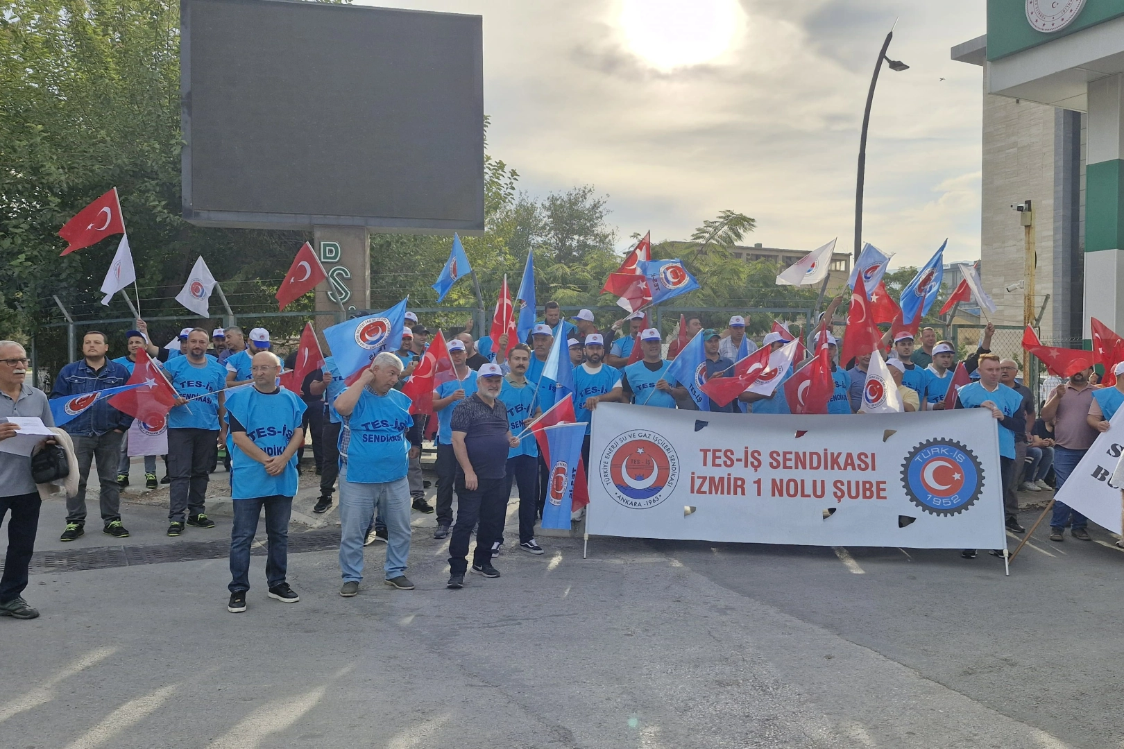 TES’li emekçiler Atalay’ı istifaya çağırarak vergide adalet istedi!