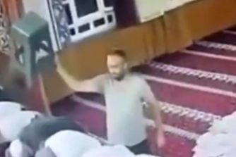 Camii'de görülmemiş olay :İmama tabureyle vuran adamı cemaat vantilatörle etkisiz hale getirdi!