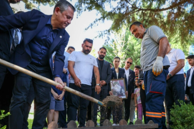 Özgür Özel, CHP'nin kedisi Şero'nun defin törenine katıldı