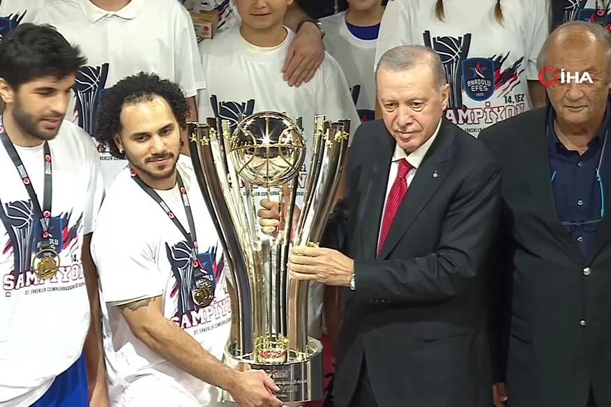 A. Efes kupasını Cumhurbaşkanı Erdoğan'dan aldı