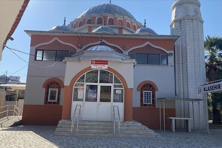 Manisa’da imama tabureyle saldıran kişi akıl hastanesine sevk edildi haberinin görseli