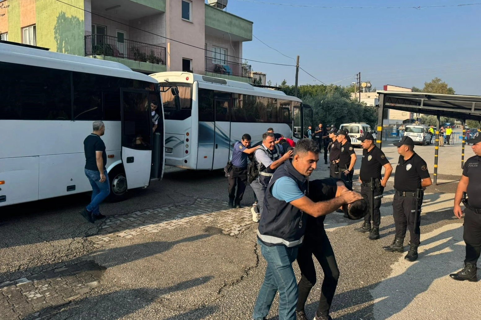 14 yaşındaki kız çocuğunu 18 kişi istismar etti!