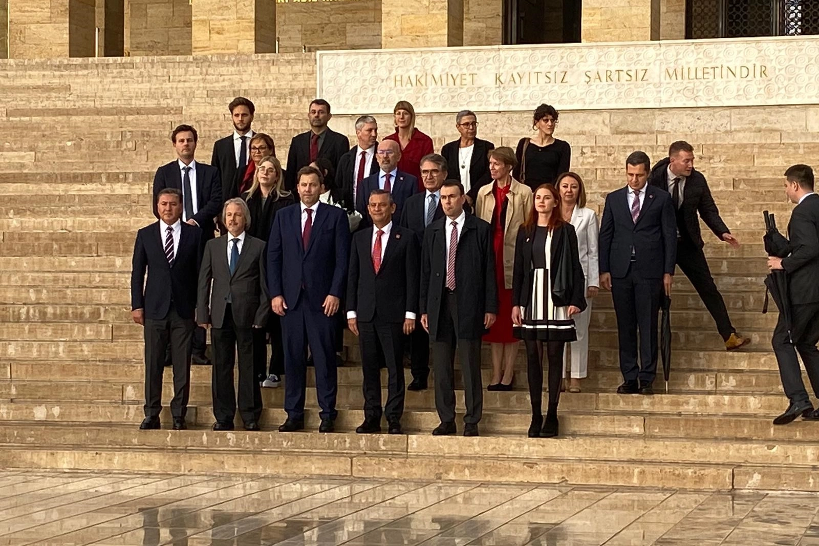 Özgür Özel'den Anıtkabir'e ziyaret