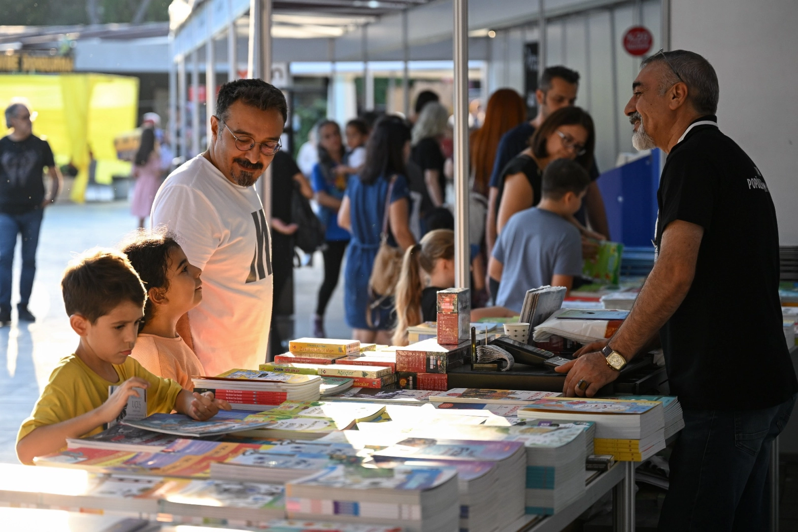 Homeros’un Bornova’sında Kitap Günleri başladı: Kitapseverler Büyükpark’ta buluştu