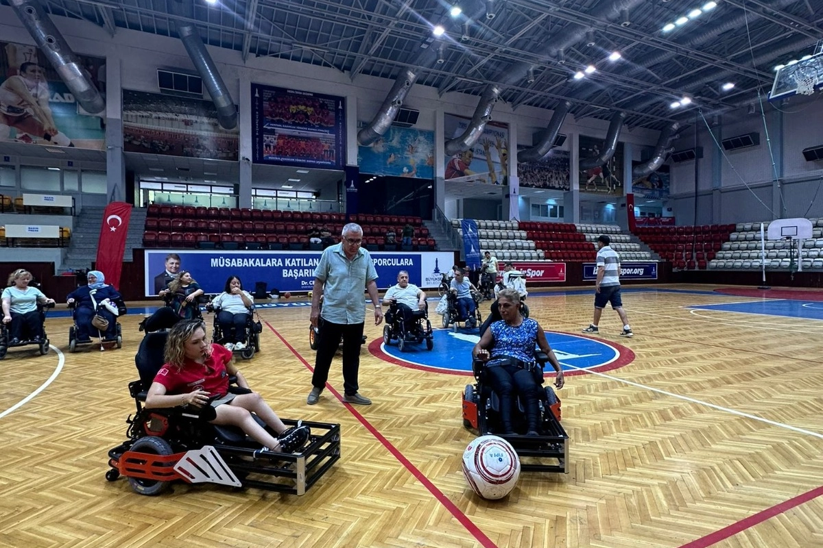 İzmir'de powerchair football tanıtım maçı düzenlendi haberinin görseli