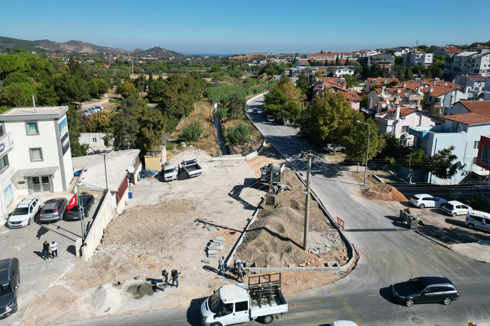 Urla’da kavşak ve yol düzenleme çalışmaları hız kazandı haberinin görseli