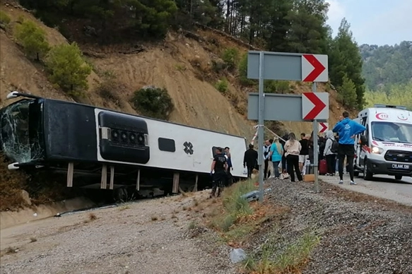 Yolcu otobüsü ile TIR çarpıştı: 8 yaralı