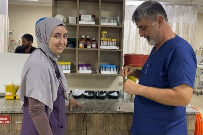 Babasının çalıştığı hastaneye doktor olarak atandı