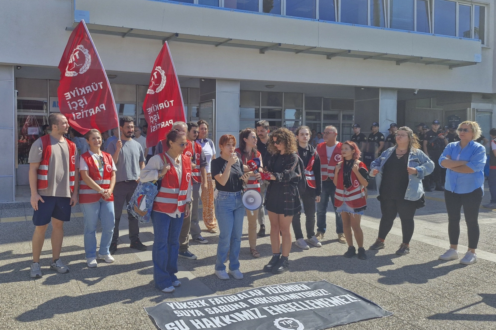 TİP İzmir artan su faturalarına ses yükseltti: Fatura halka kesilemez!