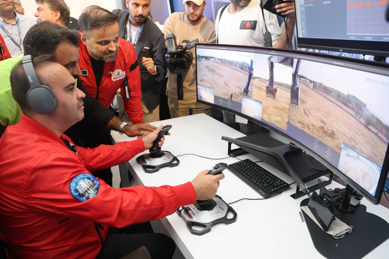 Bakan Kacır, 5G teknolojisi ile 800 kilometre uzaklıktaki ekskavatörü kumanda etti