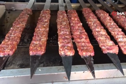 Dumansız mangal ile yapılan Adana Kebap'ları yok satıyor