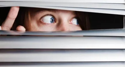 Güvenli alanın ötesindeki korku: Agorafobi nedir, belirtileri nelerdir?