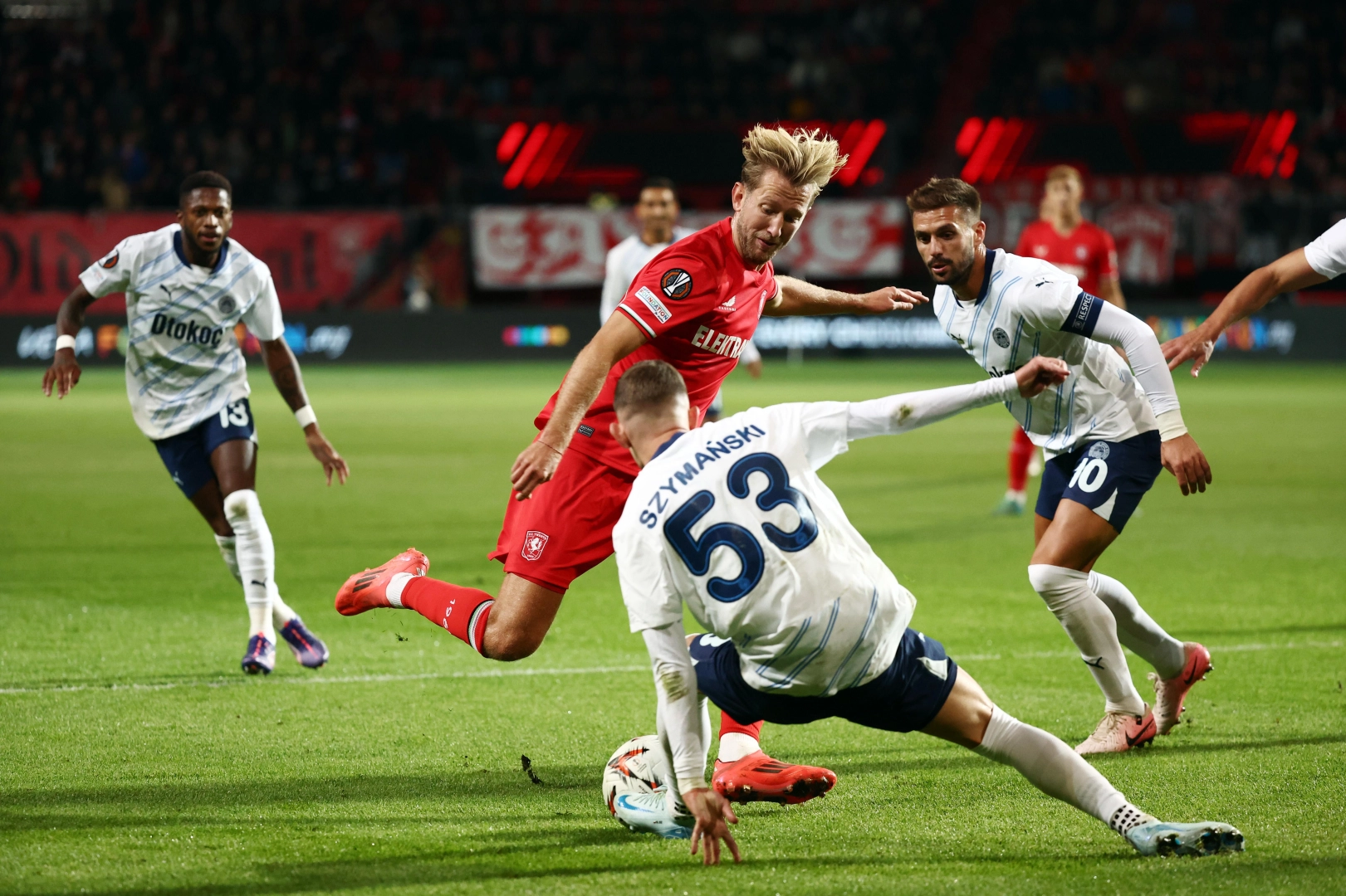 Fenerbahçe, Twente'de 1 puanı kaptı