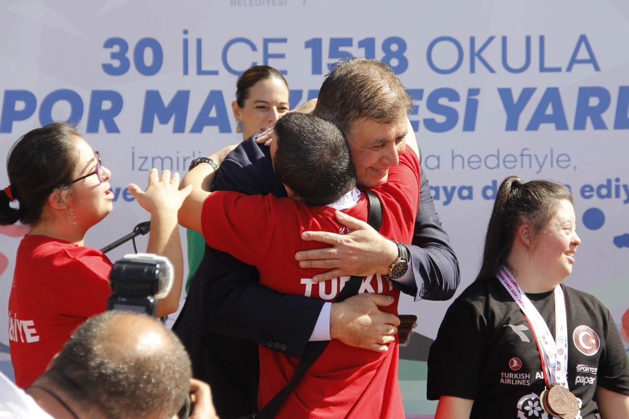 İzBB 30 okula spor malzemesi desteği verdi: Burs desteği de gelecek