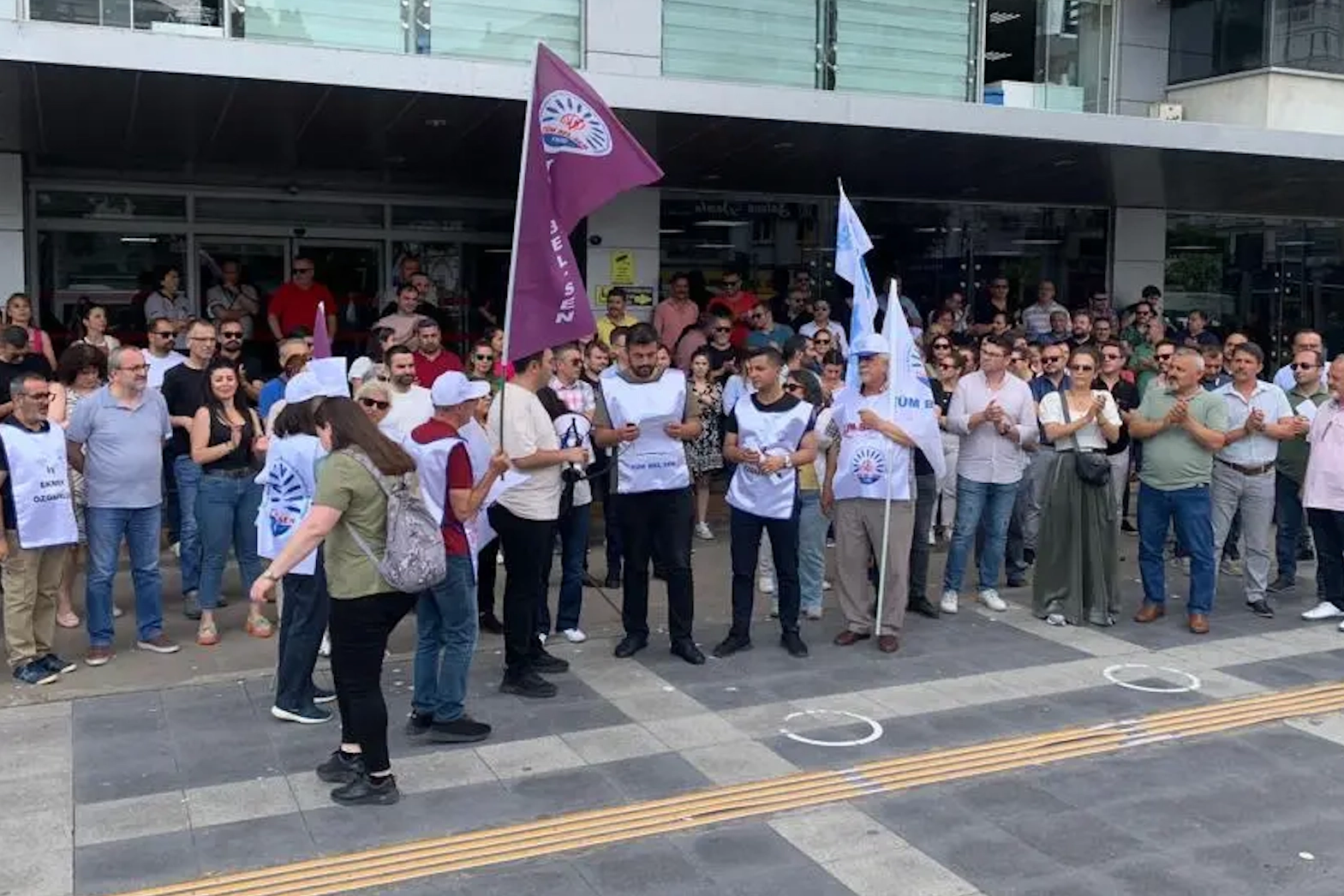 Karşıyaka’da sendikalı işçiler tekrar eyleme başladı