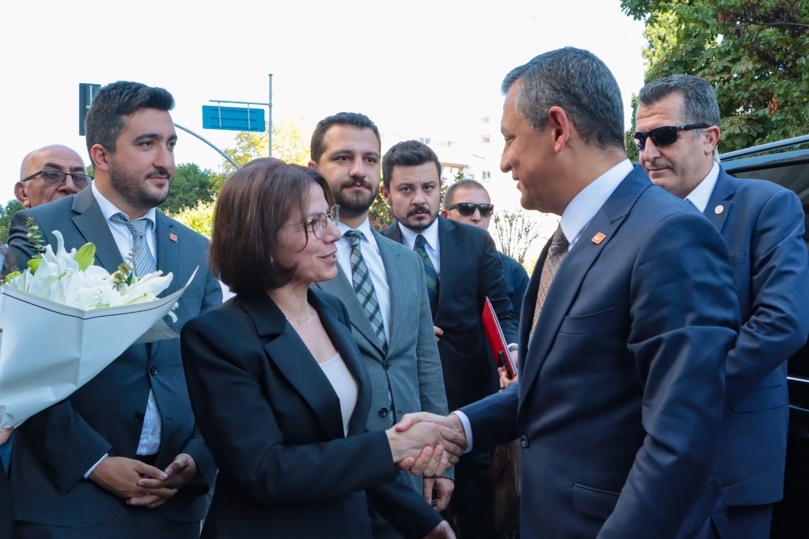 Özgür Özel: Kadın belediye başkanlarımızın yönettiği belediyeleri pilot belediye olarak belirleyebiliriz haberinin görseli