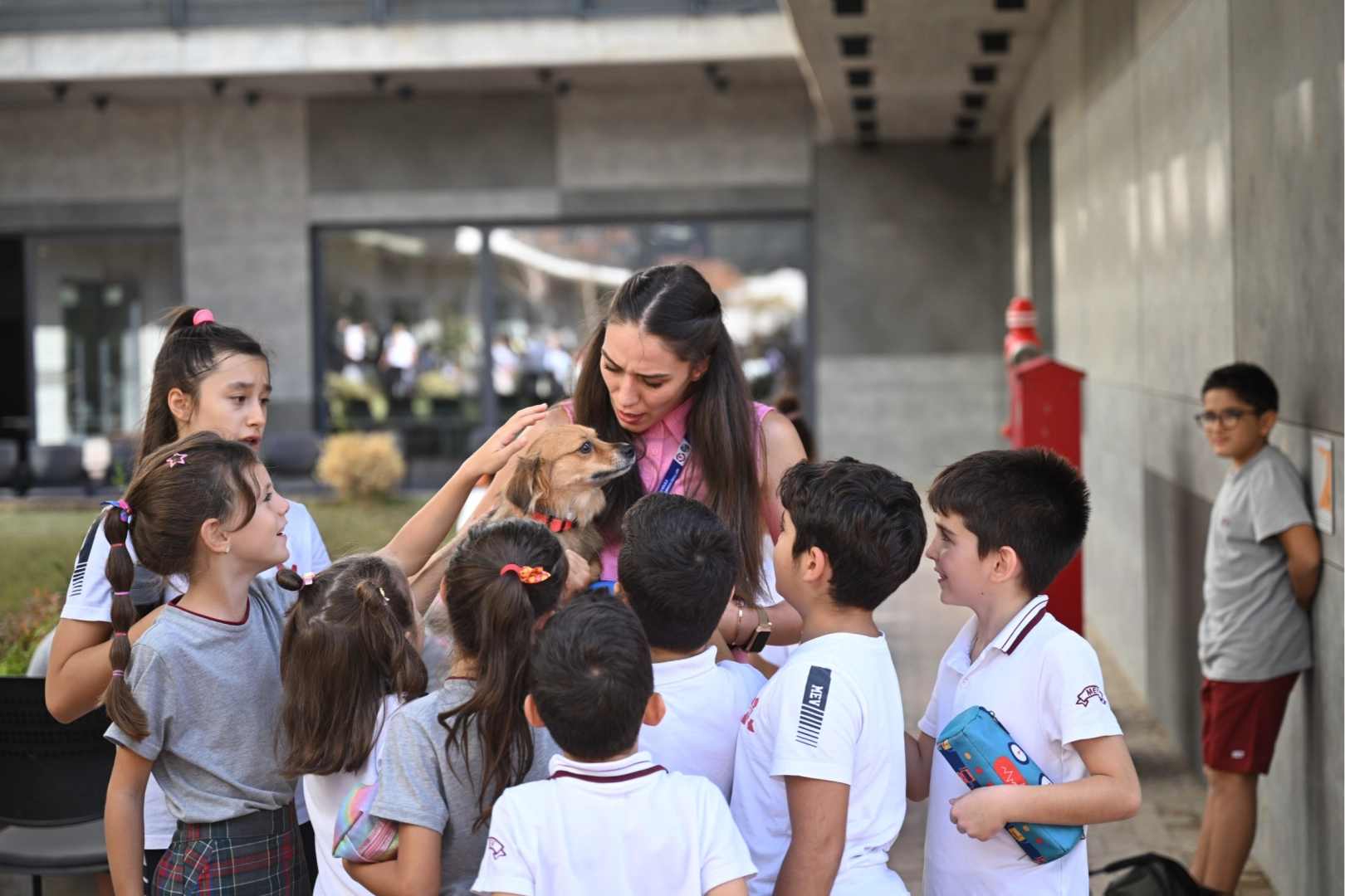 Bornovalı miniklerden can dostlara büyük sevgi