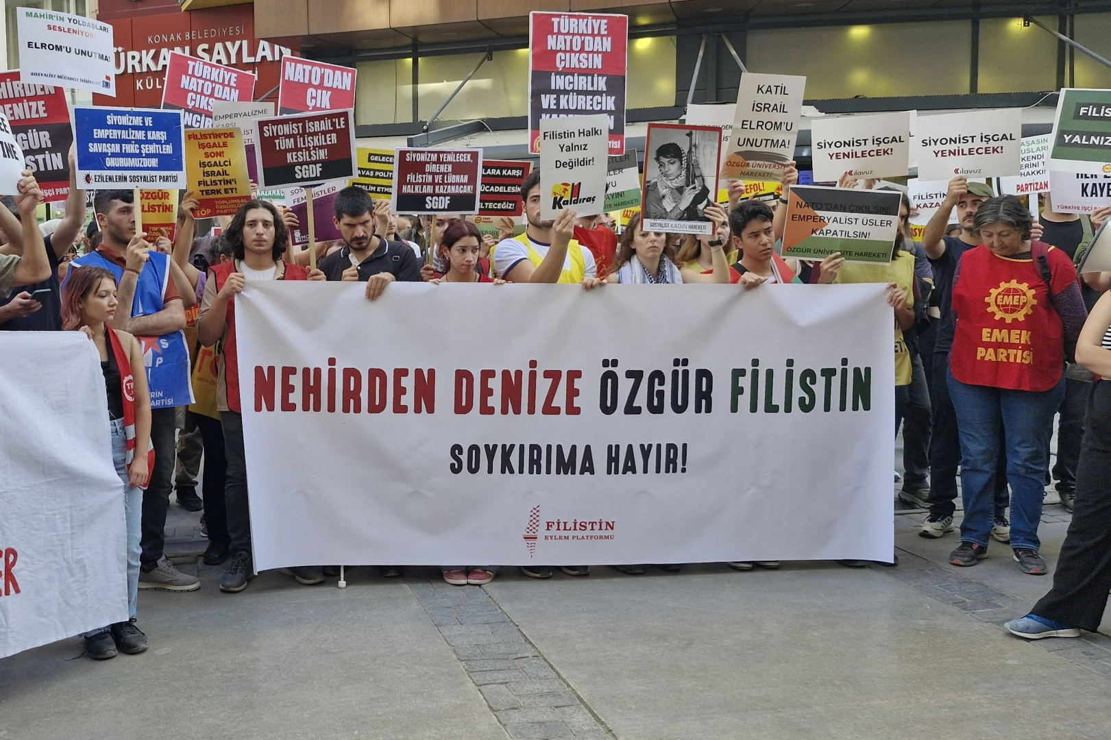 İzmir’de 22 STK ve siyasi parti Filistin için yürüdü