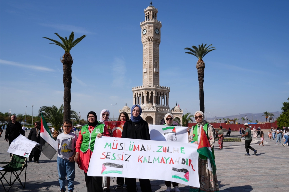 İzmir'de minikler Gazze'deki çocuklar için çizdi