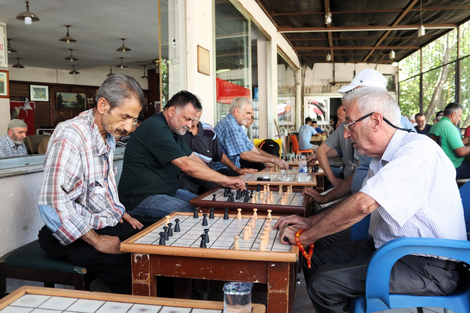 İzmir haber: O kıraathanede dedikodu değil zeka oyunu dönüyor