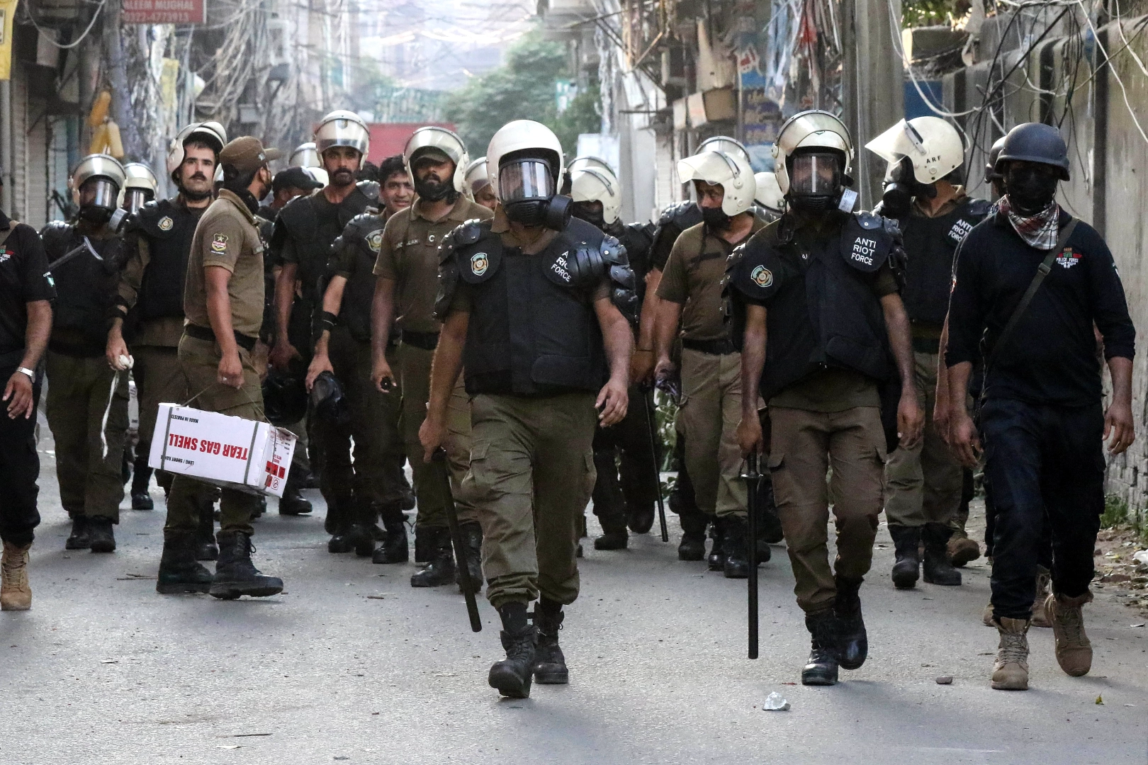 Pakistan'da tansiyon yükseldi: Ordu sokağa indi