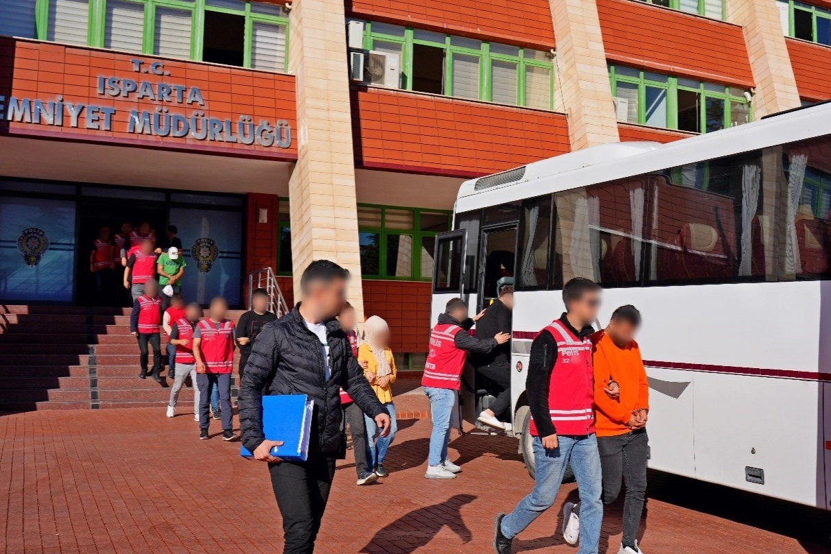 Kendilerini polis olarak tanıtttılar: 3 milyon liralık vurgun yaptılar! haberinin görseli