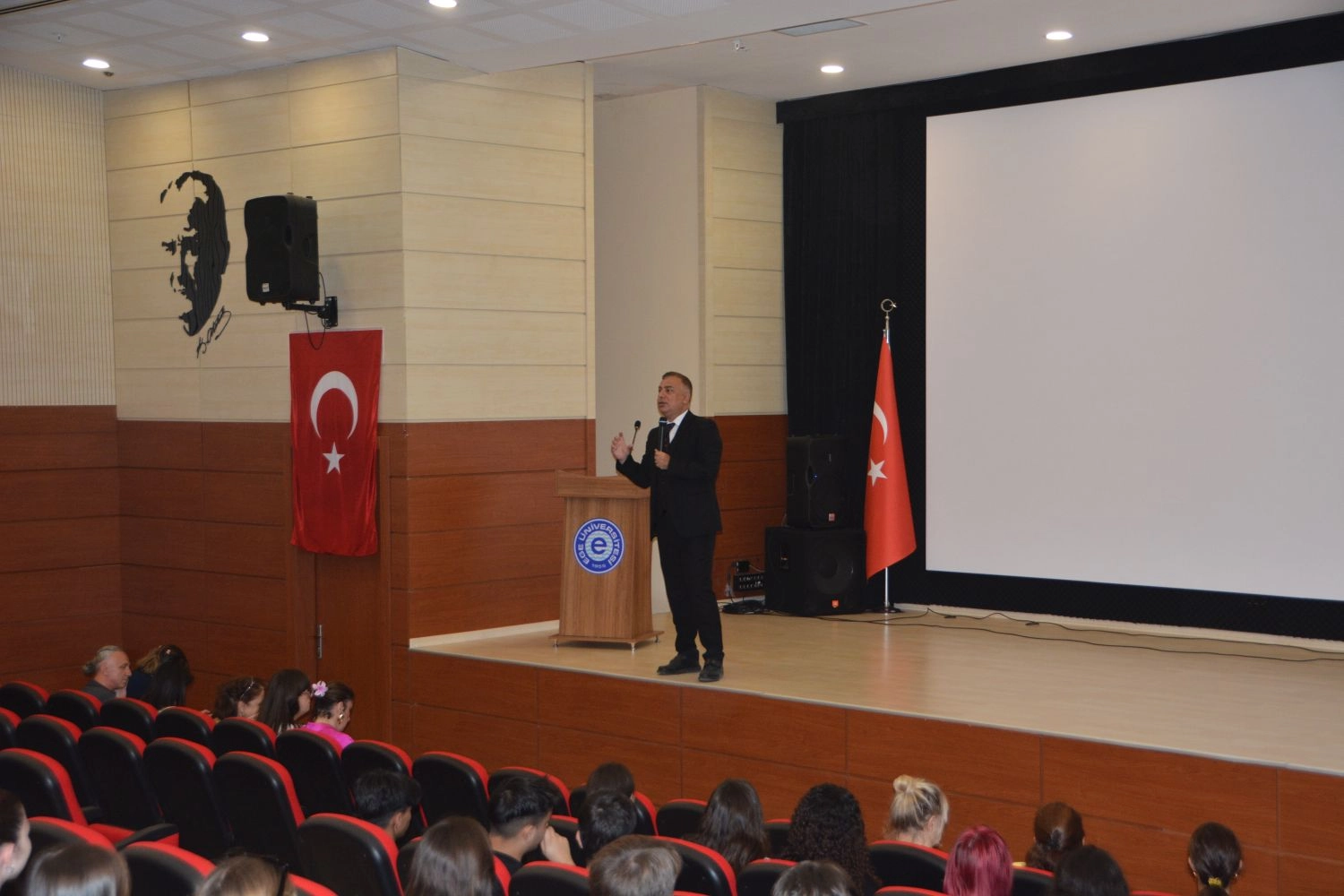 Ege’de yeni iletişimcilere oryantasyon etkinliği haberinin görseli